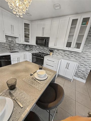 1423 Holly Heights Drive 11, Fort Lauderdale, FL 33304