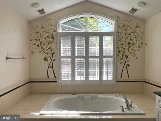 6907 WILSON LN, Bethesda, MD 20817
