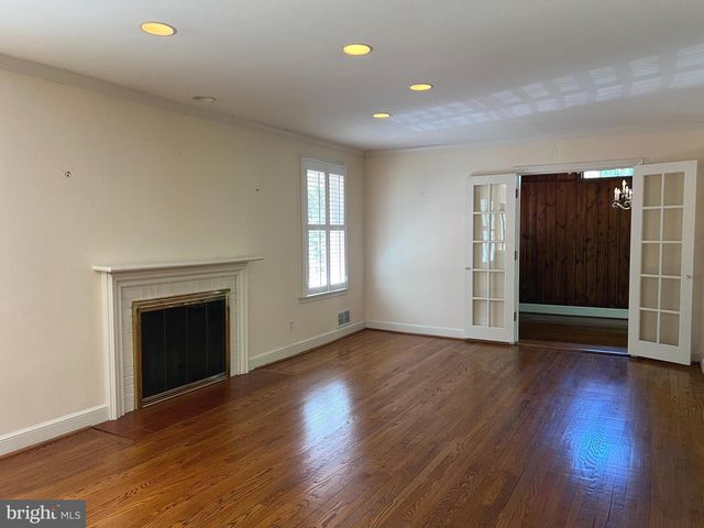 6907 WILSON LN, Bethesda, MD 20817