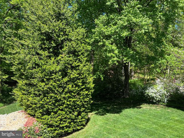 6907 WILSON LN, Bethesda, MD 20817