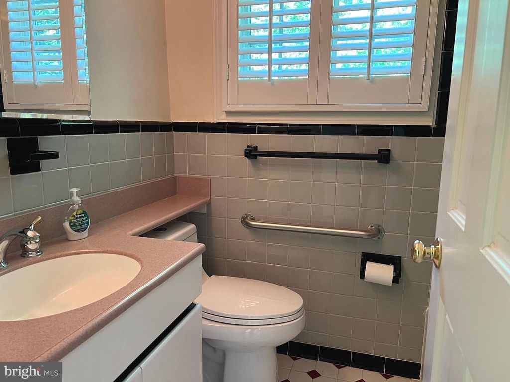 Image 14 of property listing at 6907 WILSON LN, Bethesda, MD 20817