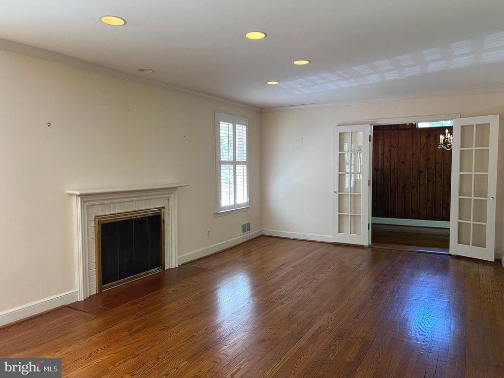 Image 3 of property listing at 6907 WILSON LN, Bethesda, MD 20817