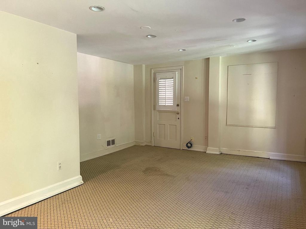 Image 33 of property listing at 6907 WILSON LN, Bethesda, MD 20817