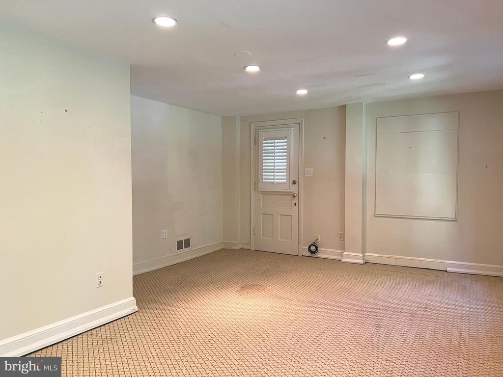 Image 34 of property listing at 6907 WILSON LN, Bethesda, MD 20817