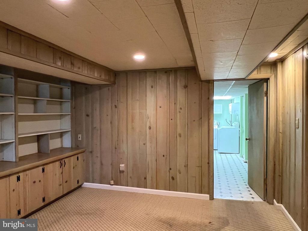 Image 38 of property listing at 6907 WILSON LN, Bethesda, MD 20817