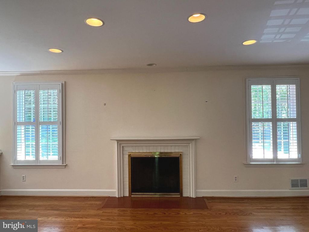 Image 4 of property listing at 6907 WILSON LN, Bethesda, MD 20817