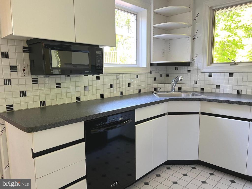 Image 5 of property listing at 6907 WILSON LN, Bethesda, MD 20817