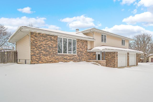 308 King Henry Drive, Schererville, IN 46375