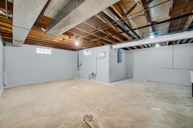 308 King Henry Drive, Schererville, IN 46375