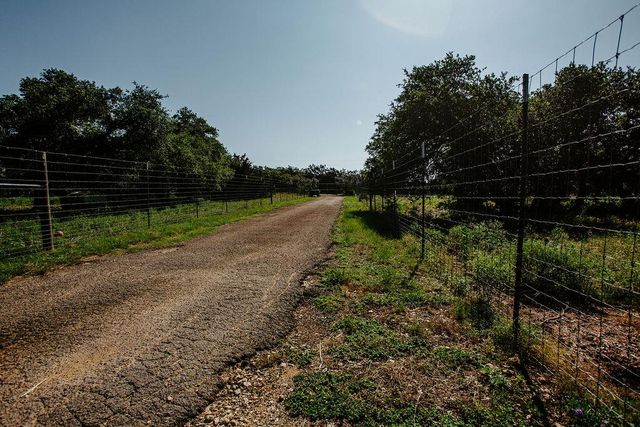 204 E Lakeshore DR, Dripping Springs, TX 78620