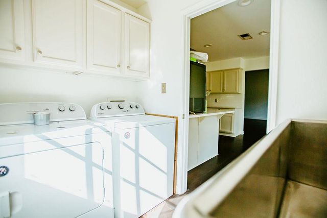 204 E Lakeshore DR, Dripping Springs, TX 78620