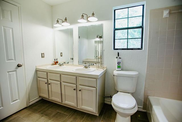 204 E Lakeshore DR, Dripping Springs, TX 78620