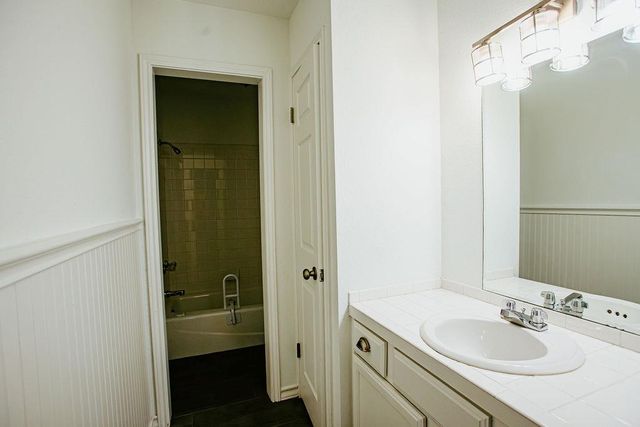 204 E Lakeshore DR, Dripping Springs, TX 78620