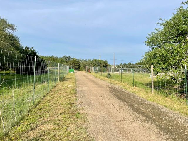 204 E Lakeshore DR, Dripping Springs, TX 78620