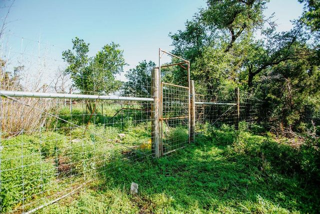 204 E Lakeshore DR, Dripping Springs, TX 78620