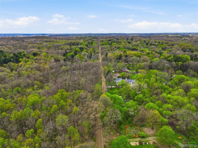 1525 E Dawson Road, Milford Charter Township, MI 48381