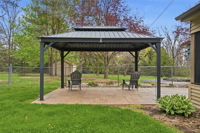 1525 E Dawson Road, Milford Charter Township, MI 48381