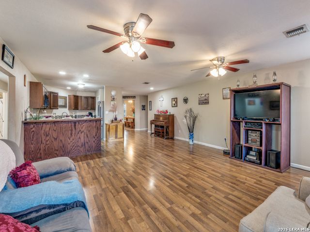 813 Pleasant Acres, Seguin, TX 78155