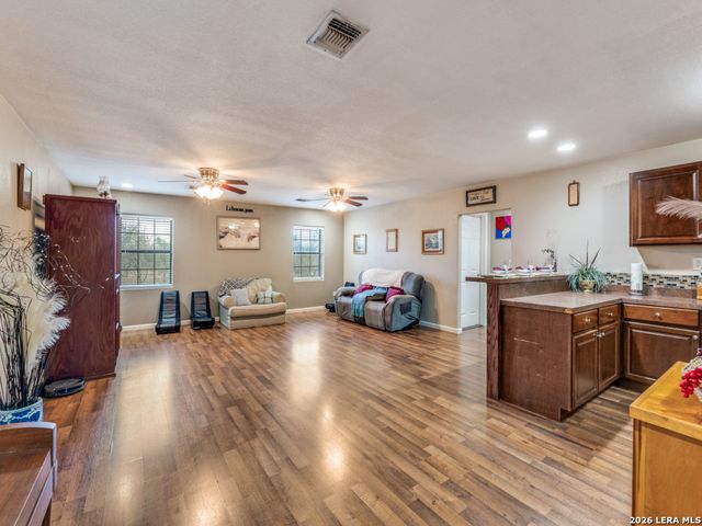 813 Pleasant Acres, Seguin, TX 78155