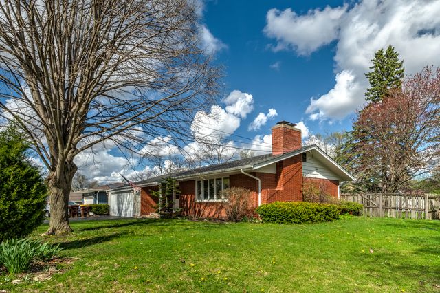 400 Becking Avenue, Woodstock, IL 60098