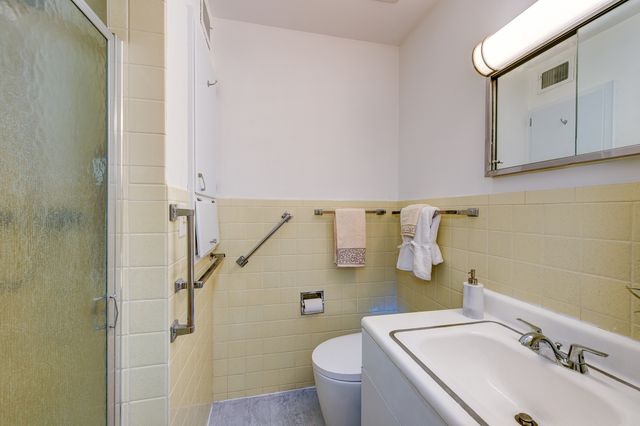 400 Becking Avenue, Woodstock, IL 60098