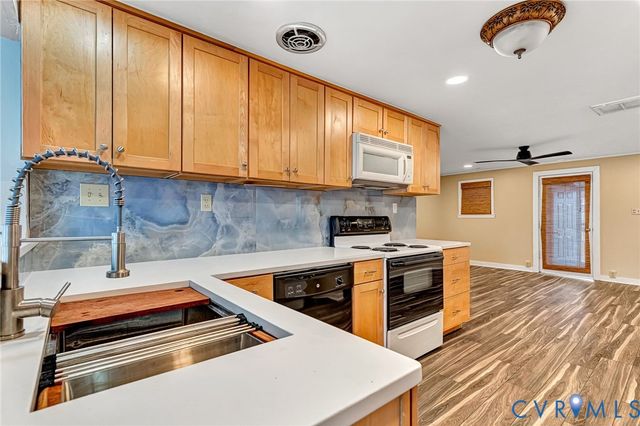 494 Marine Dr, Dunnsville, VA 22454