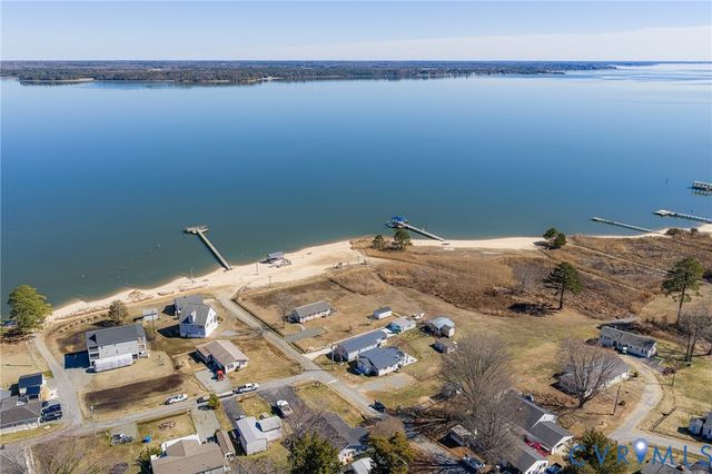 494 Marine Dr, Dunnsville, VA 22454