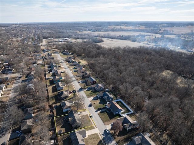 704 Oakwood Street, Harrisonville, MO 64701