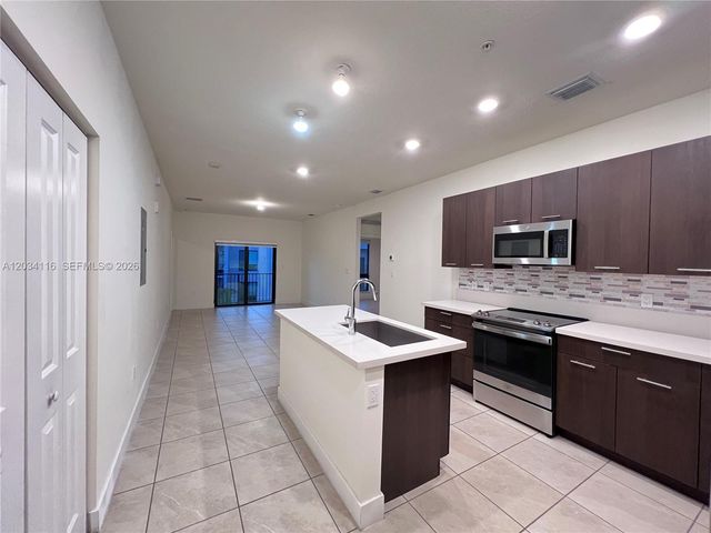 8265 NW 41st St C-405, Doral, FL 33166
