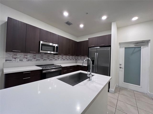 8265 NW 41st St C-405, Doral, FL 33166
