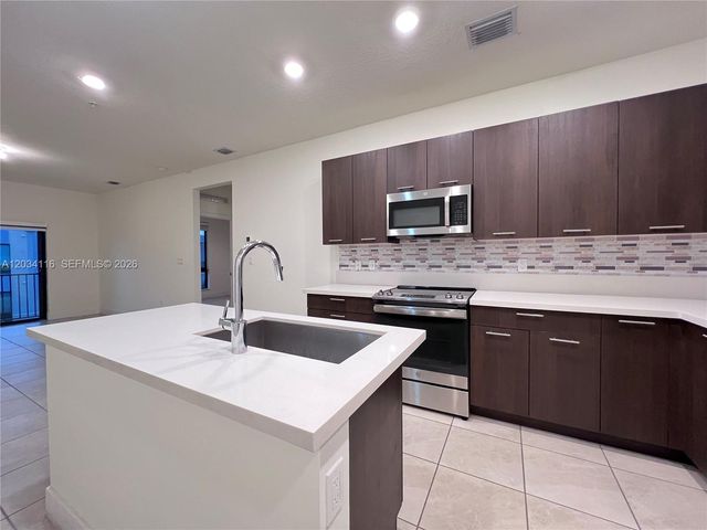 8265 NW 41st St C-405, Doral, FL 33166