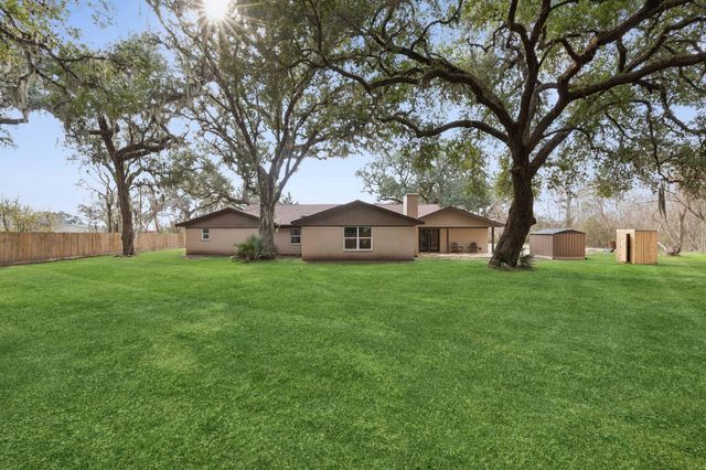 185 Hunters Lane, Sweeny, TX 77480