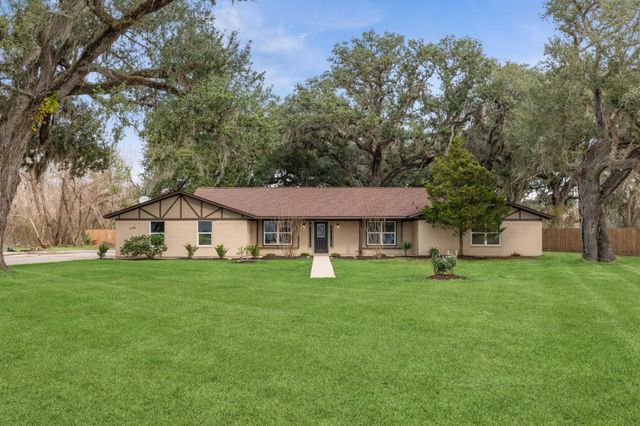 185 Hunters Lane, Sweeny, TX 77480