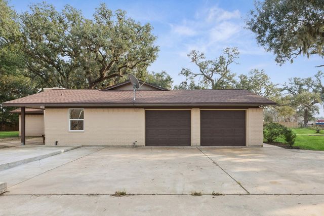 185 Hunters Lane, Sweeny, TX 77480