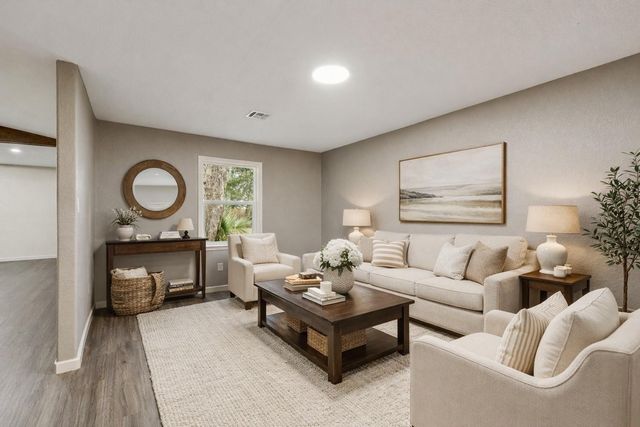 185 Hunters Lane, Sweeny, TX 77480