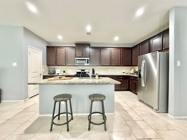 174 Meadow Grove Drive, Conroe, TX 77384