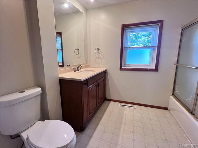 5505 Sunwood Drive, Waterford Charter Township, MI 48329