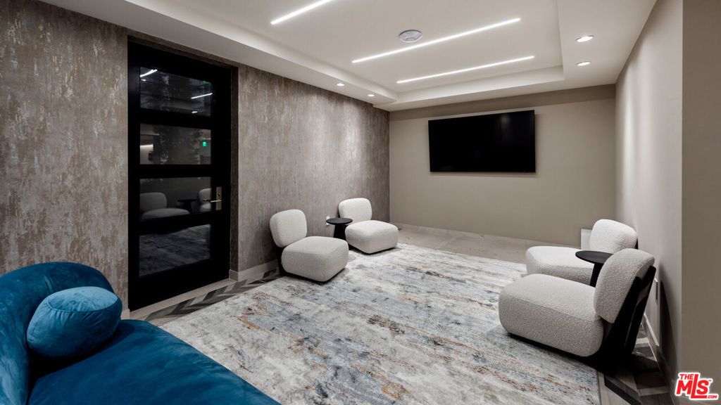Image 13 of property listing at 505 S Barrington Avenue 404, Los Angeles, CA 90049