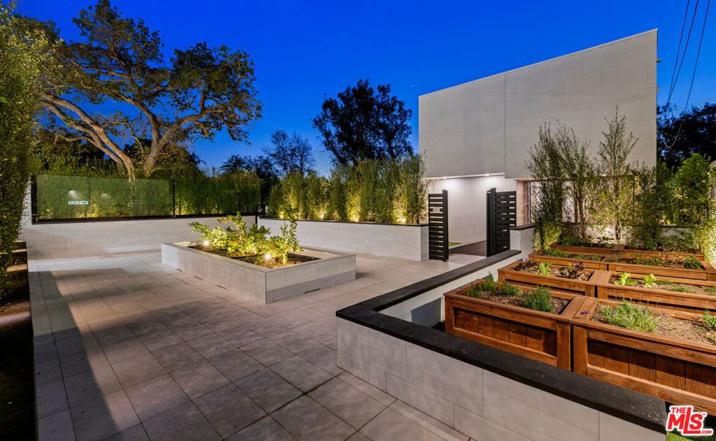 Image 16 of property listing at 505 S Barrington Avenue 404, Los Angeles, CA 90049
