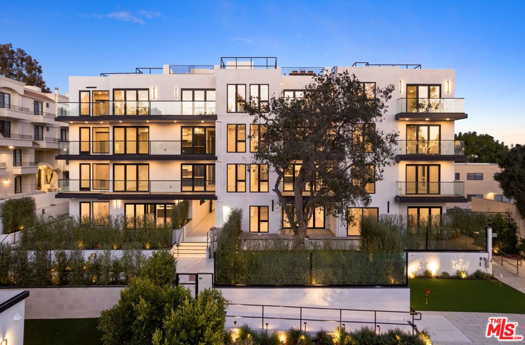 Image 18 of property listing at 505 S Barrington Avenue 404, Los Angeles, CA 90049