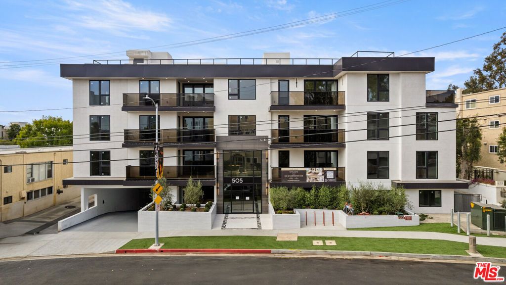 Image 4 of property listing at 505 S Barrington Avenue 404, Los Angeles, CA 90049
