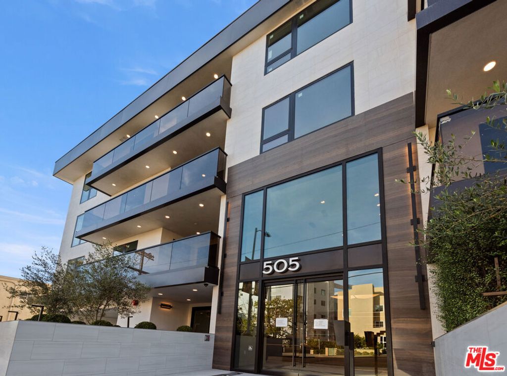 Image 5 of property listing at 505 S Barrington Avenue 404, Los Angeles, CA 90049