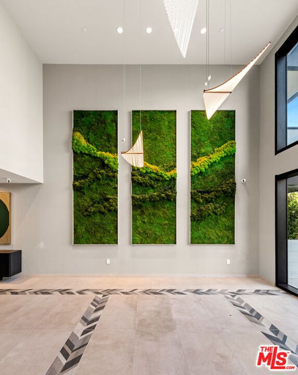 Image 7 of property listing at 505 S Barrington Avenue 404, Los Angeles, CA 90049