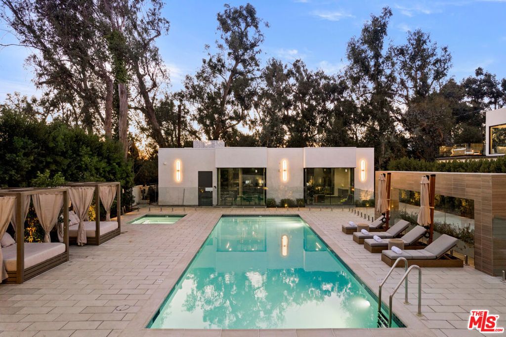 Image 8 of property listing at 505 S Barrington Avenue 404, Los Angeles, CA 90049