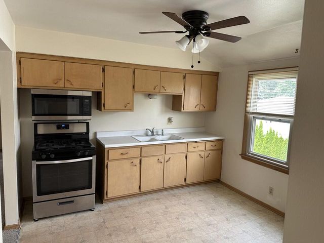 8926 W Tripoli AVENUE, Milwaukee, WI 53228
