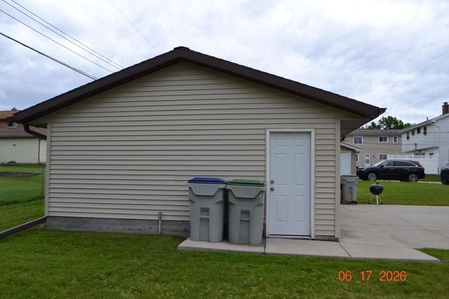 8926 W Tripoli AVENUE, Milwaukee, WI 53228