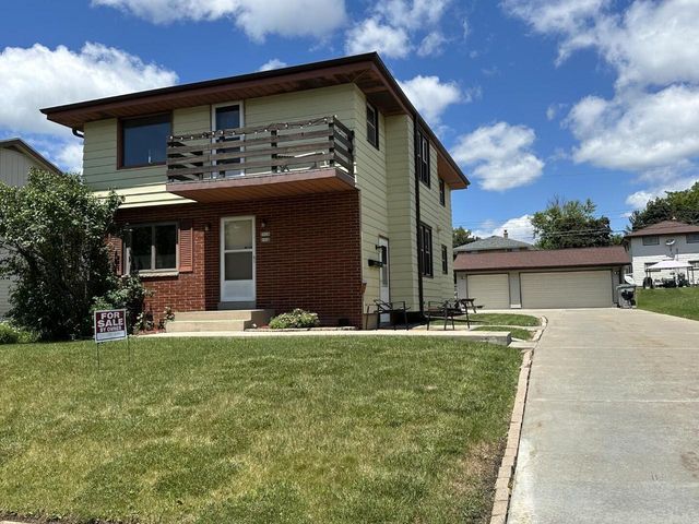 8926 W Tripoli AVENUE, Milwaukee, WI 53228