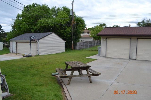 8926 W Tripoli AVENUE, Milwaukee, WI 53228