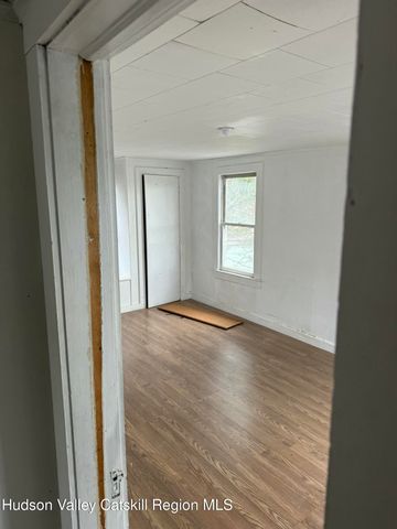 11 N Montgomery Street, Athens, NY 12015