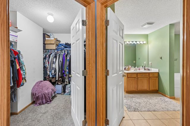 2357 Oakridge Circle, Hudson, WI 54016